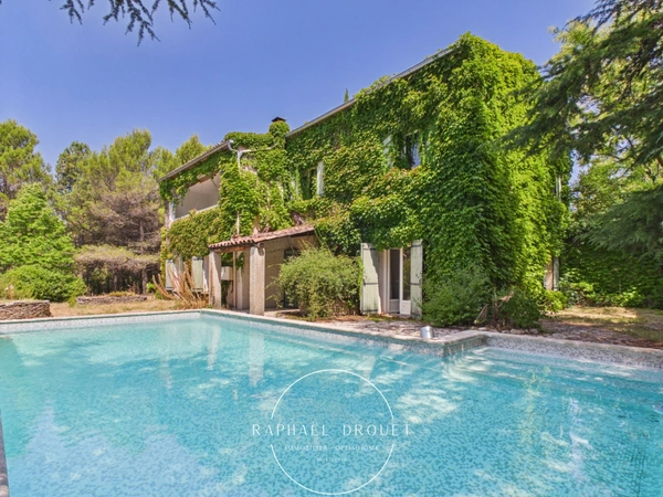 AU CŒUR DE LA CAMPAGNE DU LUBERON – PROPRIETE DE 208 M2 AVEC PISCINE SUR 5600 M2 DE TERRAIN