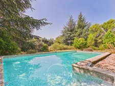 APT (84) – AU CŒUR DU LUBERON - PROPRIÉTÉ DE 208 M² AVEC PISCINE, VUE PANORAMIQUE ET 5 631 M² DE TERRAIN