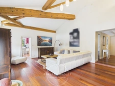 COLLONGES-AU-MONT-D’OR — Duplex meublé de caractère avec 3 chambres et bureau, dans une résidence avec stationnement, parc arboré et piscine