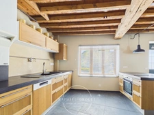 Maison de village familiale – 215 m² habitables – 5 chambres – Cour – Cave – Jardin (38200)