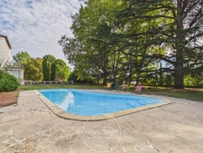 COLLONGES-AU-MONT-D’OR — Duplex meublé de caractère avec 3 chambres et bureau, dans une résidence avec stationnement, parc arboré et piscine
