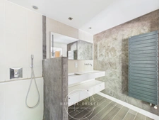 Maison de village familiale – 215 m² habitables – 5 chambres – Cour – Cave – Jardin (38200)