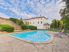 COLLONGES-AU-MONT-D’OR — Duplex meublé de caractère avec 3 chambres et bureau, dans une résidence avec stationnement, parc arboré et piscine