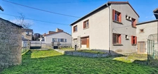 YSSAC-LA-TOURETTE (63200) – Maison familiale de 5 chambres avec jardin, cour et nombreuses dépendances