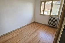 YSSAC-LA-TOURETTE (63200) – Maison familiale de 5 chambres avec jardin, cour et nombreuses dépendances