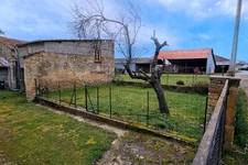 YSSAC-LA-TOURETTE (63200) – Maison familiale de 5 chambres avec jardin, cour et nombreuses dépendances