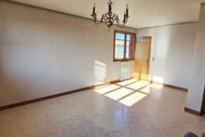 YSSAC-LA-TOURETTE (63200) – Maison familiale de 5 chambres avec jardin, cour et nombreuses dépendances