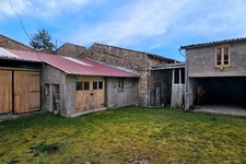 YSSAC-LA-TOURETTE (63200) – Maison familiale de 5 chambres avec jardin, cour et nombreuses dépendances