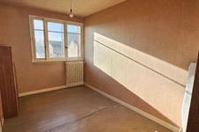 YSSAC-LA-TOURETTE (63200) – Maison familiale de 5 chambres avec jardin, cour et nombreuses dépendances