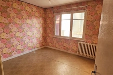 YSSAC-LA-TOURETTE (63200) – Maison familiale de 5 chambres avec jardin, cour et nombreuses dépendances