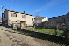 YSSAC-LA-TOURETTE (63200) – Maison familiale de 5 chambres avec jardin, cour et nombreuses dépendances