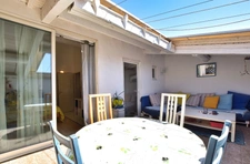 Maison de style languedocien lumineuse avec terrasse au calme.