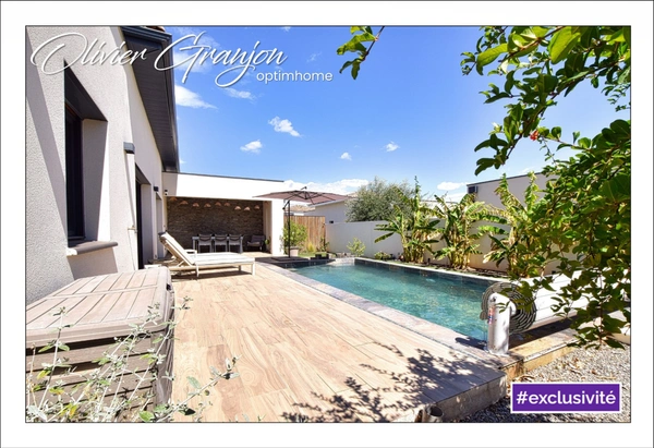 Villa contemporaine de plain-pied avec piscine