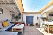 Maison de style languedocien lumineuse avec terrasse au calme.