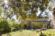 Maison en pierre rénovée, volumes généreux et cadre d’exception