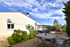 Villa de plain-pied avec dépendance, piscine et grand garage