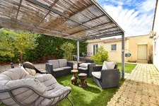 Villa de plain-pied avec dépendance, piscine et grand garage