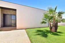 Villa contemporaine de plain-pied avec piscine