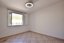 Villa de plain-pied avec piscine et appartement indépendant au calme