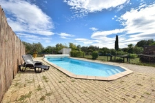 Villa de plain-pied avec dépendance, piscine et grand garage