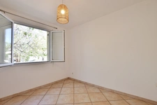 Villa de plain-pied avec piscine et appartement indépendant au calme