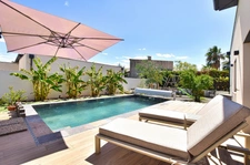 Villa contemporaine de plain-pied avec piscine