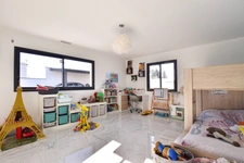 Élégante villa moderne de plain-pied avec dépendance et piscine !!! SOUS COMPROMIS !!!