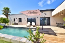 Villa contemporaine de plain-pied avec piscine