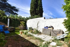 Maison de village rénovée et climatisée avec jardin au calme !!! SOUS COMPROMIS !!!