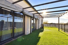 Élégante villa moderne de plain-pied avec dépendance et piscine !!! SOUS COMPROMIS !!!