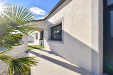 Élégante villa moderne de plain-pied avec dépendance et piscine !!! SOUS COMPROMIS !!!