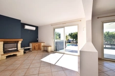 Villa de plain-pied avec piscine et appartement indépendant au calme