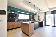 Villa contemporaine de plain-pied avec piscine