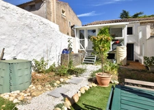 Maison de village rénovée et climatisée avec jardin au calme !!! SOUS COMPROMIS !!!