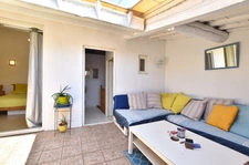 Maison de style languedocien lumineuse avec terrasse au calme.