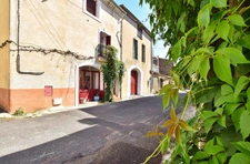 Maison de style languedocien lumineuse avec terrasse au calme.