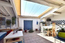 Maison de style languedocien lumineuse avec terrasse au calme.