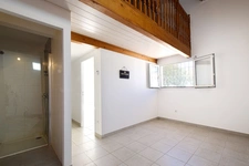 Villa de plain-pied avec piscine et appartement indépendant au calme