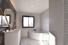 Élégante villa moderne de plain-pied avec dépendance et piscine !!! SOUS COMPROMIS !!!