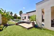 Villa contemporaine de plain-pied avec piscine