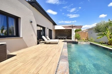 Villa contemporaine de plain-pied avec piscine