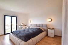 Élégante villa moderne de plain-pied avec dépendance et piscine !!! SOUS COMPROMIS !!!