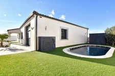 Élégante villa moderne de plain-pied avec dépendance et piscine !!! SOUS COMPROMIS !!!