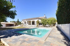 Villa de plain-pied avec piscine et appartement indépendant au calme