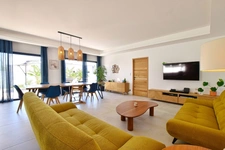 Villa contemporaine de plain-pied avec piscine