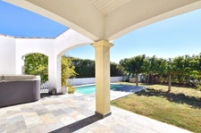 Villa de plain-pied avec piscine et appartement indépendant au calme