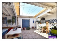 Maison de style languedocien lumineuse avec terrasse au calme.