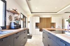 Élégante villa moderne de plain-pied avec dépendance et piscine !!! SOUS COMPROMIS !!!