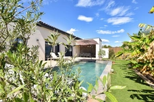 Villa contemporaine de plain-pied avec piscine