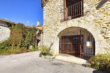 Maison en pierre rénovée, volumes généreux et cadre d’exception